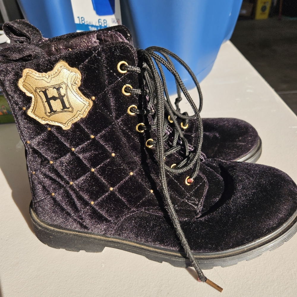 Harry Potter Velvet Quilted Hogwarts Combat Boots size 9w
